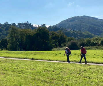 Zwei Frauen laufen durch schöne Landschaft