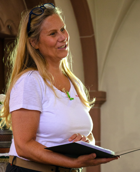 Blonde Frau mit Buch in der Hand